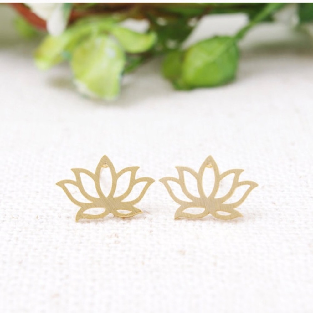 ❤️HOST PICK❤️BOUTIQUE💕Gold Lotus Earrings